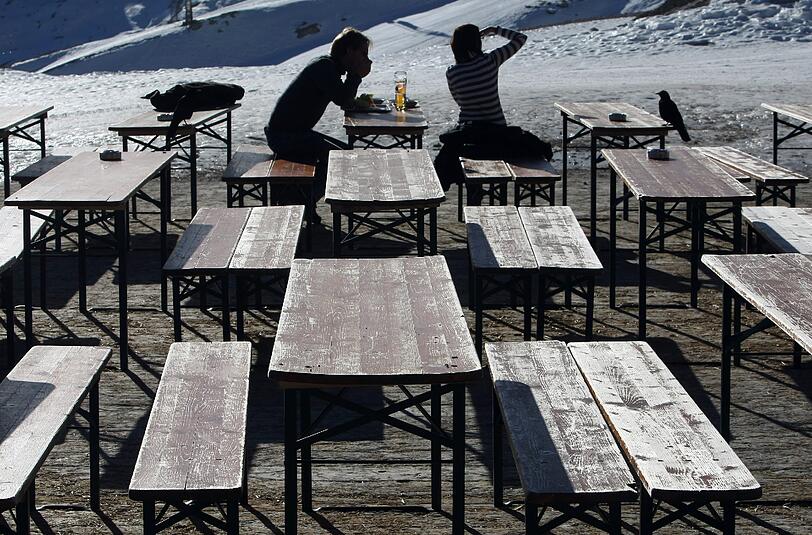 Der Außenbereich des Restaurants ist nur sehr spärlich besucht.