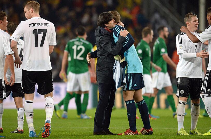Joachim Löw freut sich mit seinen Spielern über die gelungene WM-Qualifikation.