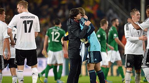 Joachim Löw freut sich mit seinen Spielern über die gelungene WM-Qualifikation.