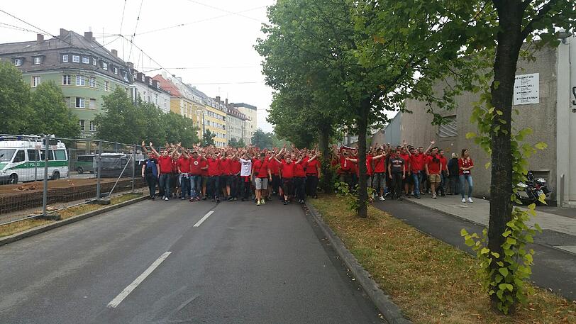 Derby-Stimmung in München: Unter Beobachtung der Polizei versammelten sich die Bayernfans am Vormittag im Tal. Vor dem Grünwalder Stadion kamen die Löwenfans dazu. Rund Tausend Polizisten sind im Einsatz.
