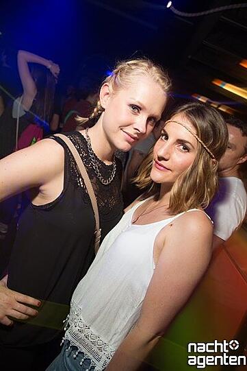 "Gute Laune Hoch 10" lautete das Motto im Ampere. Hoch 10 deshalb, weil insgesamt zehn Stunden lang gefeiert wurde und zehn 10 DJ's vor Ort waren.