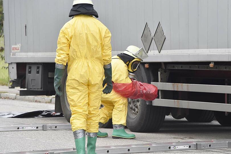 Wie gefährlich war die Flüssigkeit, die aus dem Lkw austrat? Die Feuerwehr tappte zunächst im Dunkeln.