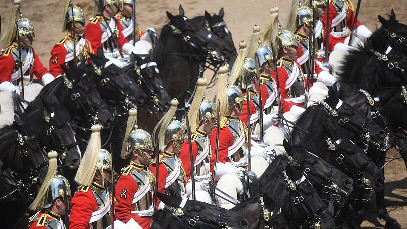 Mitglieder der Coldstream-Garde nehmen auch auf Pferden an der Parade teil.