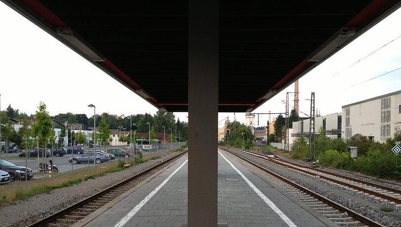 Wegen Kindern im Gleisbereich wurden die S-Bahnen gestoppt. Wegen Kindern im Gleisbereich wurden die S-Bahnen gestoppt.