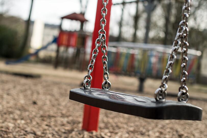 Auf einem Spielplatz nahe der Würm erklangen die Parolen in der Nacht (Symbolbild).
