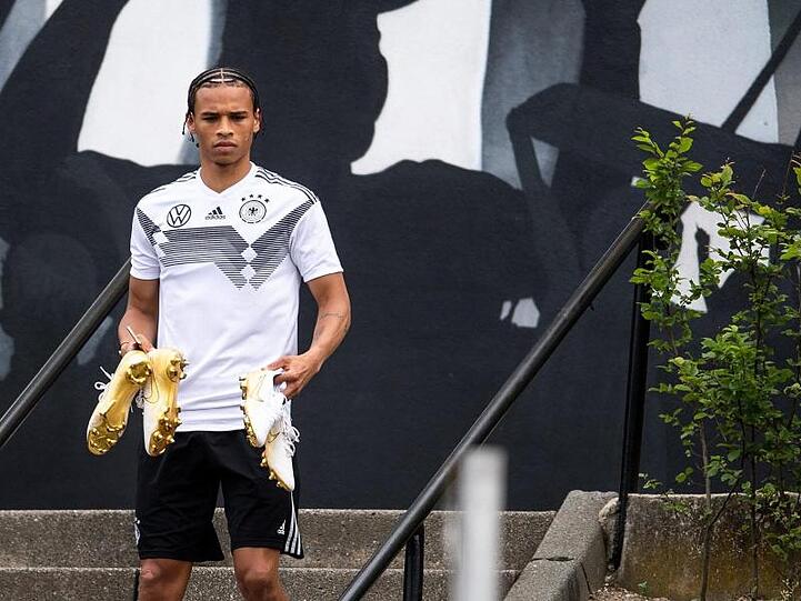 Leroy Sané kommt zum Training der Nationalmannschaft in Venlo.