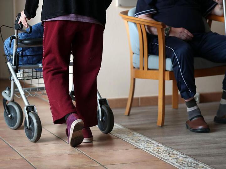 Pflegebedürftige und ihre Angehörigen sollen für die Suche nach einem guten Heim durch den sogenannten "Pflege-TÜV" künftig aussagekräftigere Bewertungen bekommen.
