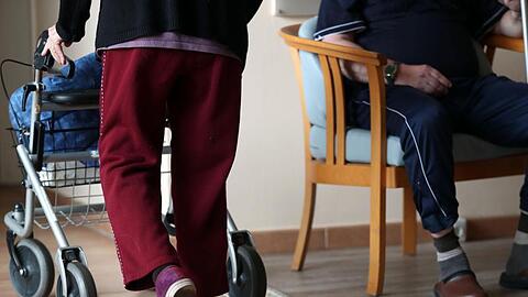 Pflegebedürftige und ihre Angehörigen sollen für die Suche nach einem guten Heim durch den sogenannten "Pflege-TÜV" künftig aussagekräftigere Bewertungen bekommen.