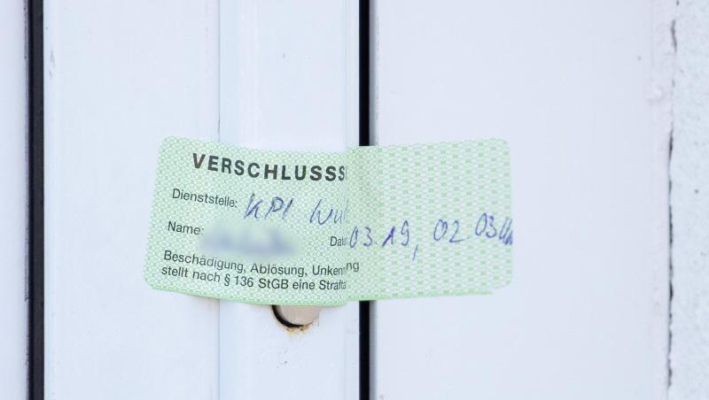 Verschlusssiegel der Würzburger Polizei an der Tür einer durchsuchten Wohnung. Das Ausmaß des Würzburger Kinderporno-Falls ist noch unklar. Verschlusssiegel der Würzburger Polizei an der Tür einer durchsuchten Wohnung. Das Ausmaß des Würzburger Kinderporno-Falls ist noch unklar.