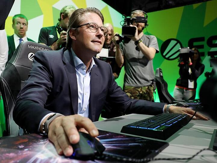 Andreas Scheuer, Bundesminister für Verkehr und digitale Infrastruktur, sitzt auf der Gamescom an einem Computerspiel.