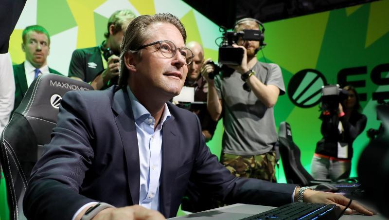 Andreas Scheuer, Bundesminister für Verkehr und digitale Infrastruktur, sitzt auf der Gamescom an einem Computerspiel.