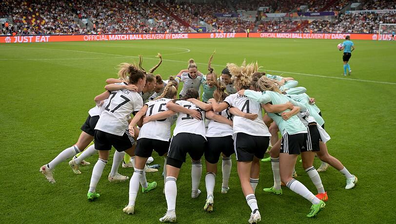 Deutschlands Fußball-Nationalspielerinnen feuern sich in einem Mannschaftskreis an. Mit wilder Entschlossenheit und kühlem Kopf sind sie mit einem 2:0 gegen Spanien ins EM-Viertelfinale gestürmt.