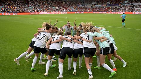 Deutschlands Fußball-Nationalspielerinnen feuern sich in einem Mannschaftskreis an. Mit wilder Entschlossenheit und kühlem Kopf sind sie mit einem 2:0 gegen Spanien ins EM-Viertelfinale gestürmt.