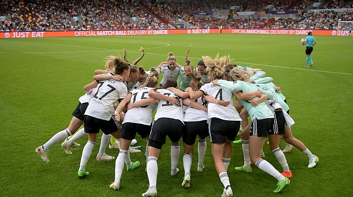 Deutschlands Fußball-Nationalspielerinnen feuern sich in einem Mannschaftskreis an. Mit wilder Entschlossenheit und kühlem Kopf sind sie mit einem 2:0 gegen Spanien ins EM-Viertelfinale gestürmt.