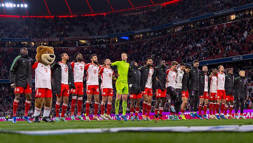 Feiern nicht nur zusammen in der Allianz Arena: Die Stars des FC Bayern um Manuel Neuer, Alphonso Davies und Serge Gnabry.