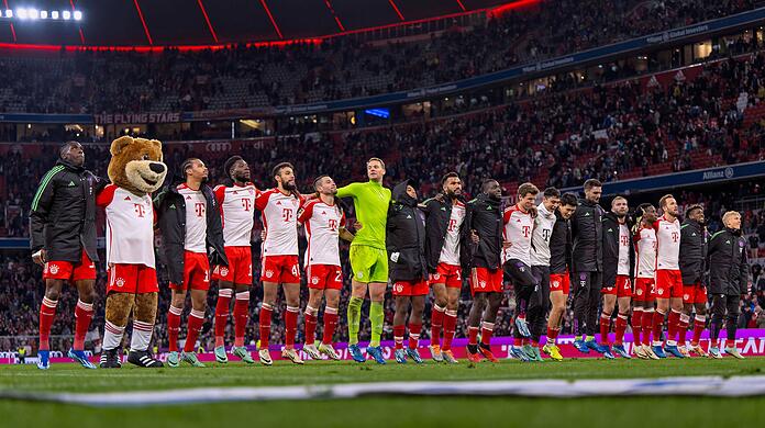 Feiern nicht nur zusammen in der Allianz Arena: Die Stars des FC Bayern um Manuel Neuer, Alphonso Davies und Serge Gnabry.