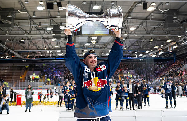 Abschied mit dem Titel: Justin Schütz 2023 im Trikot des EHC Red Bull München mit dem Meisterpokal.