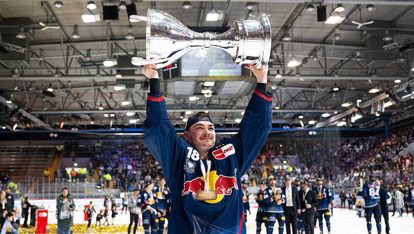 Abschied mit dem Titel: Justin Schütz 2023 im Trikot des EHC Red Bull München mit dem Meisterpokal. Abschied mit dem Titel: Justin Schütz 2023 im Trikot des EHC Red Bull München mit dem Meisterpokal.