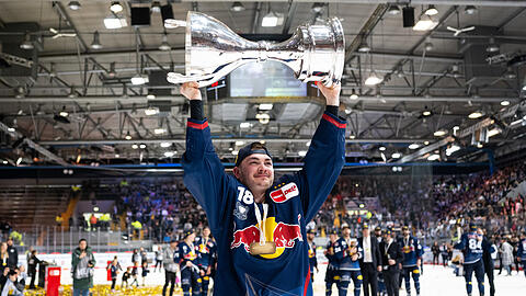 Abschied mit dem Titel: Justin Schütz 2023 im Trikot des EHC Red Bull München mit dem Meisterpokal.