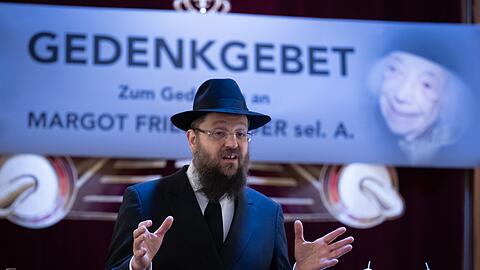 Rabbiner Yehuda Teichtal spricht in der Zentralen Synagoge der Jüdischen Gemeinde Chabad Berlin ein Gedenkgebet für Margot Friedländer.