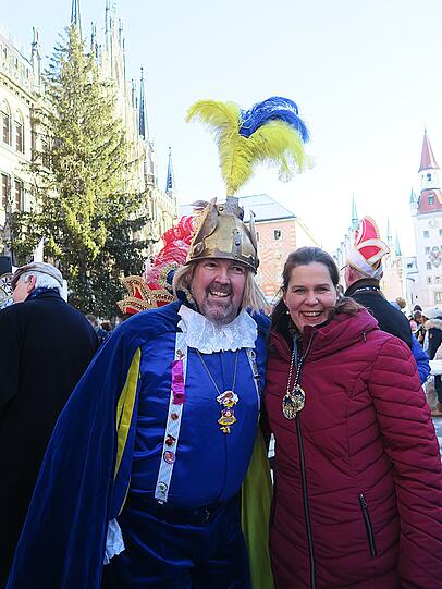 Bürgermeisterin Verena Dietl mit Herzog Kasimir (alias André Hartmann) von den Damischen Rittern. Bürgermeisterin Verena Dietl mit Herzog Kasimir (alias André Hartmann) von den Damischen Rittern.