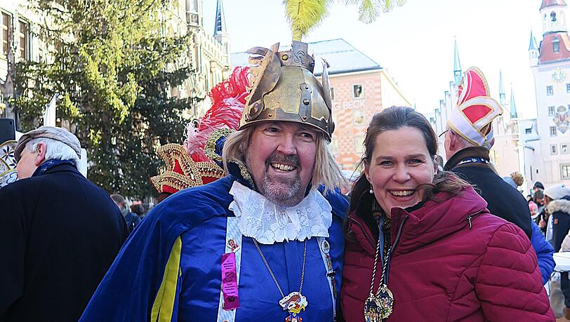 B&uuml;rgermeisterin Verena Dietl mit Herzog Kasimir (alias Andr&eacute; Hartmann) von den Damischen Rittern.