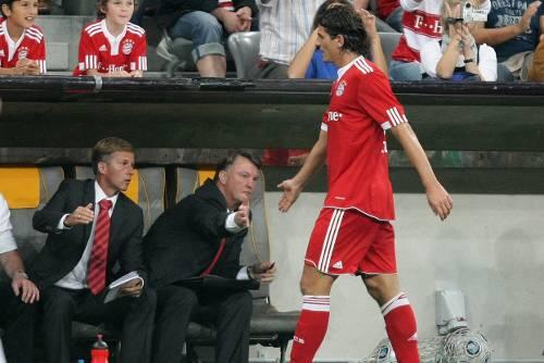 &bdquo;Enttäuscht?&ldquo; Trainer Louis van Gaal (l.) mit Stürmer Mario Gomez.