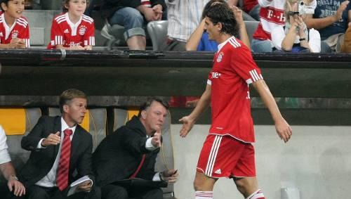 „Enttäuscht?“ Trainer Louis van Gaal (l.) mit Stürmer Mario Gomez. „Enttäuscht?“ Trainer Louis van Gaal (l.) mit Stürmer Mario Gomez.