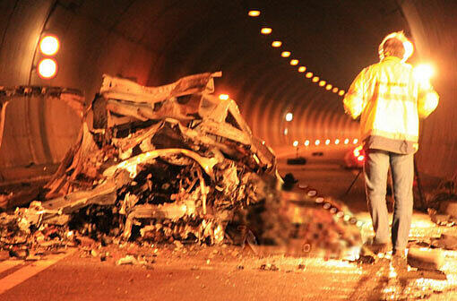 Drama im Lärchbergtunnel bei Lofer. Ein Münchner Ehepaar kam ums Leben. Die Bilder vom ausgebrannten Wrack des Autos.