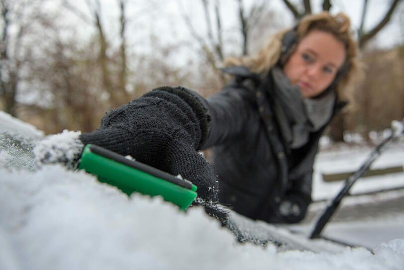 Deutschland bibbert: Mit eisigen Temperaturen und teils kräftigen Schneefall zieht der Winter ein. Die Bilder