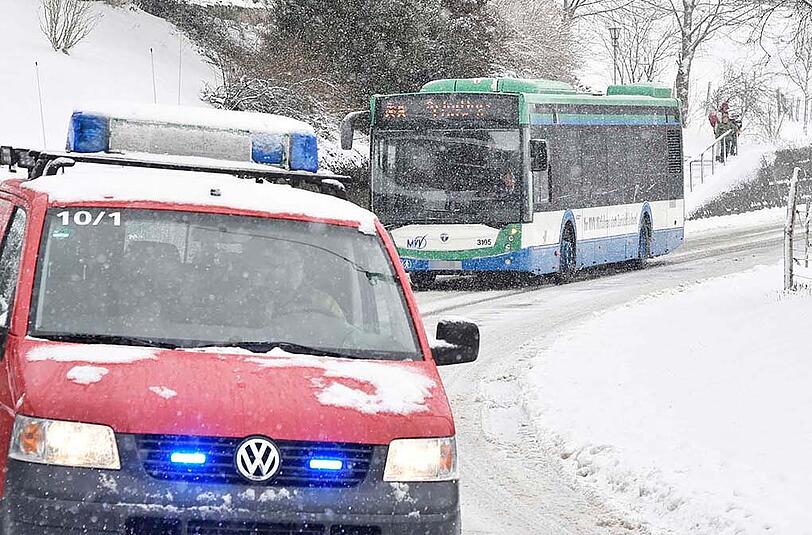 Wegen der glatten Straße musste die Feuerwehr zwei Busse den Falkenberg herauf ziehen.