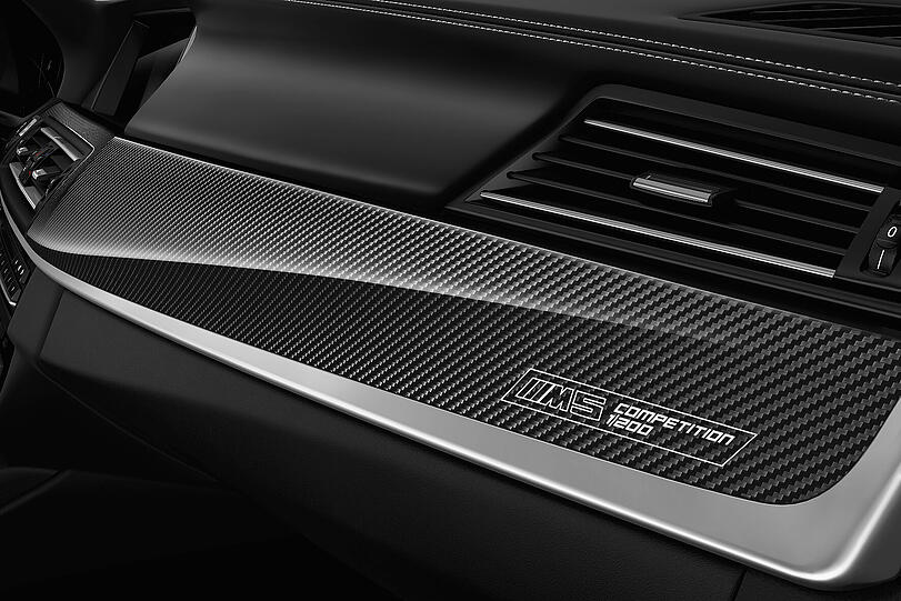 Auf den Carbon-Interieurleisten ist neben dem Schriftzug "M5 Competition" auch die durchlaufende Nummer der limitierten Edition zu sehen.