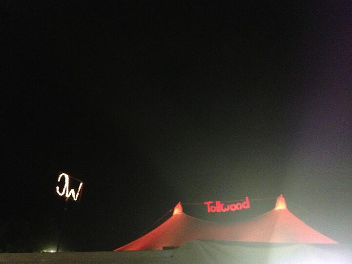 Der Blick zum Himmel, übers Tollwood-Zelt