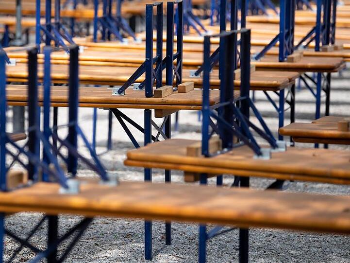 Gestapekle Tische und Bänke in einem Biergarten. Foto: Sven Hoppe/dpa/Symbolbild