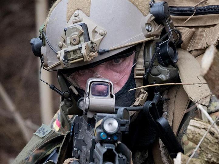 Ein Bundeswehrsoldat der Eliteeinheit Kommando Spezialkräfte (KSK) trainiert den Häuserkampf und eine Geiselbefreiung. KSK-Kommandeur Markus Kreitmayr warnt vor rechten Tendenzen bei der Bundeswehr-Eliteeinheit.