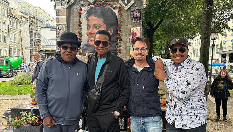 "The Jacksons“ mit Tito, Jackie und Marlon Jackson besuchten gemeinsam mit Dr. Bruce Reith das Michael-Jackson-Denkmal vor dem Hotel Bayerischer Hof. "The Jacksons“ mit Tito, Jackie und Marlon Jackson besuchten gemeinsam mit Dr. Bruce Reith das Michael-Jackson-Denkmal vor dem Hotel Bayerischer Hof.