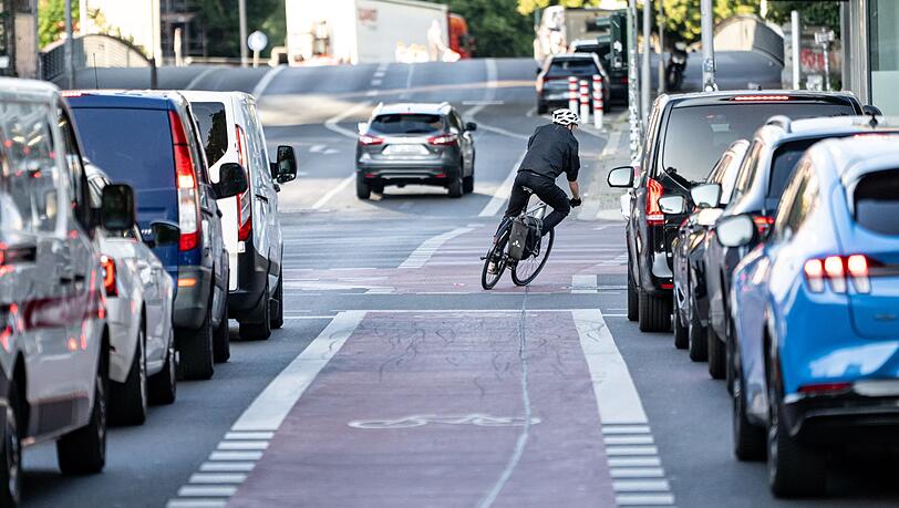 Eigene Fahrradstreifen können auch zwischen Fahrbahnen liegen. (Archivbild)