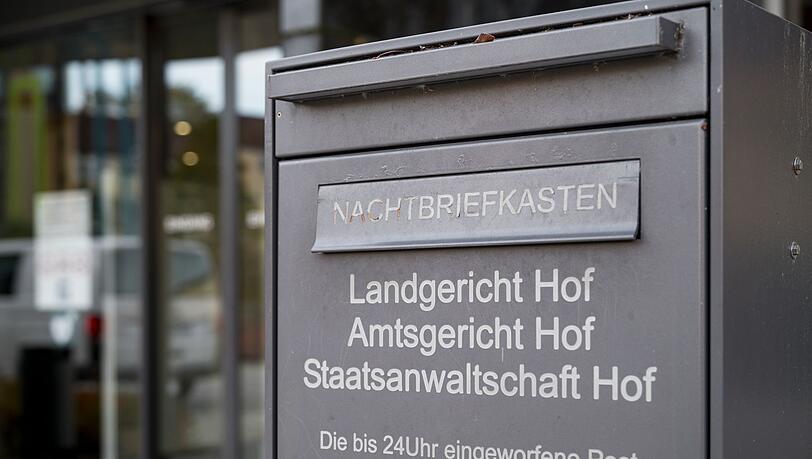 Die Staatsanwaltschaft Hof ermittelte gegen einen Kinderheim-Mitarbeiter, der einen Jungen sexuell missbraucht haben soll. (Symbolbild) Die Staatsanwaltschaft Hof ermittelte gegen einen Kinderheim-Mitarbeiter, der einen Jungen sexuell missbraucht haben soll. (Symbolbild)