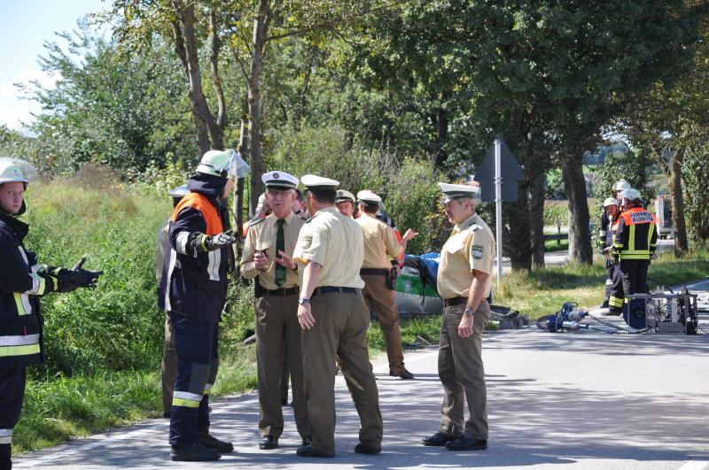 Polizeiwagen kracht in Betonmischer - Die Bilder vom schrecklichen Unfall