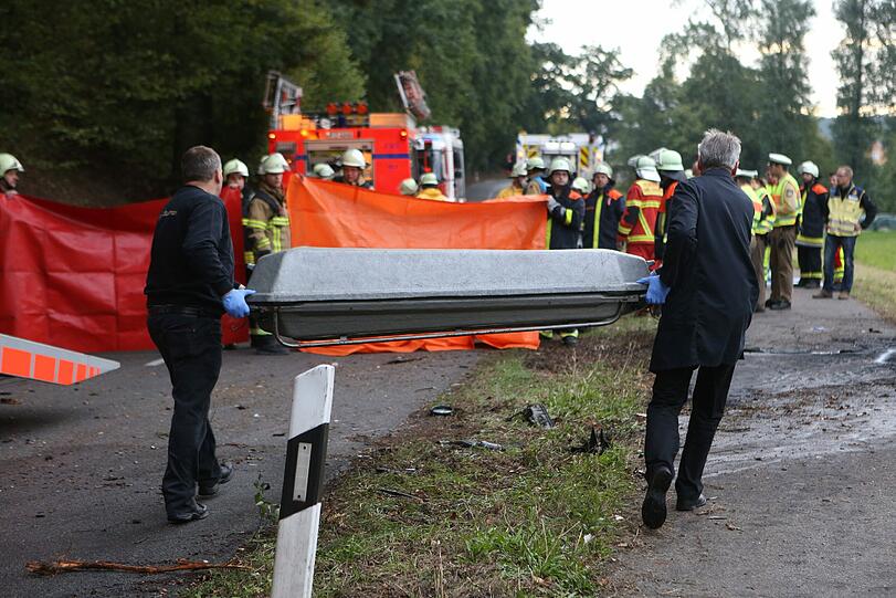 Zwei junge Männer sind mit ihrem Mini-Cooper frontal in einem Baum gekracht. Das Auto ging sofort in Flammen auf, die beiden 20-Jährigen verbrannten. Die Bilder.