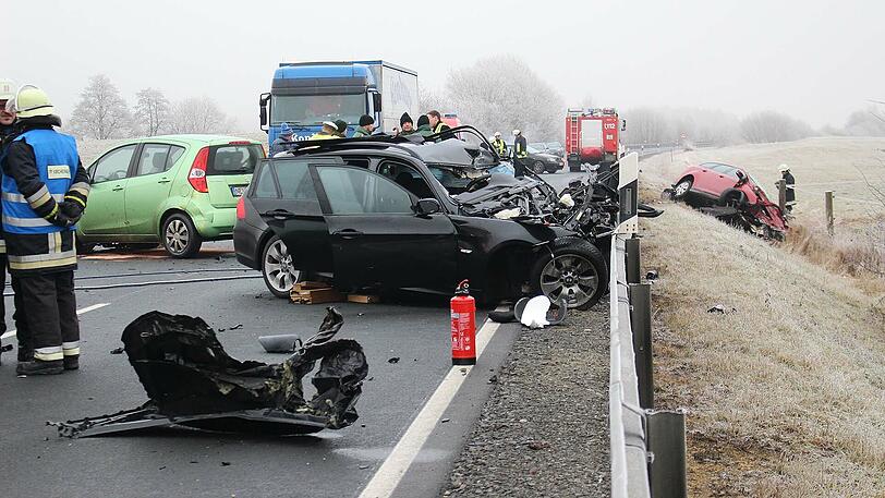 Am Donnerstagmorgen stießen zwei Autos auf einer Bundesstraße frontal zusammen. Beide Fahrer starben noch am Unfallort. Die Bilder des Unfalls.