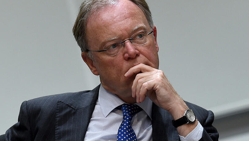 Der niedersächsische Ministerpräsident Stephan Weil (SPD) sitzt auch bei VW im Aufsichtsrat, weil das Land große Anteile an Volkswagen hält. Der niedersächsische Ministerpräsident Stephan Weil (SPD) sitzt auch bei VW im Aufsichtsrat, weil das Land große Anteile an Volkswagen hält.