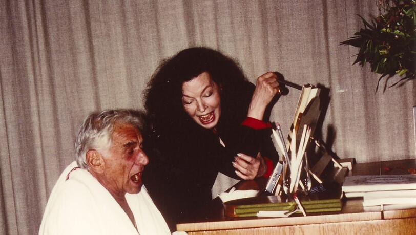 München 1986, im Juni: Leonard Bernstein fordert Margot Hielscher nach einer Party am Pool im Hotel Vier Jahreszeiten auf, mit ihm noch &bdquo;Embraceable You&ldquo; von George Gershwin zu singen.
