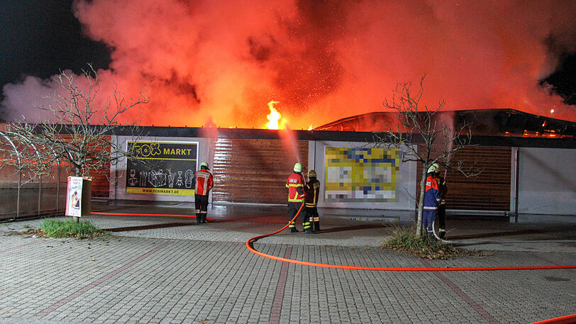 Der Supermarkt ist ausgebrannt, der Sachschaden enorm. Die Bilder vom Feuerwehreinsatz in Kirchdorf am Inn.