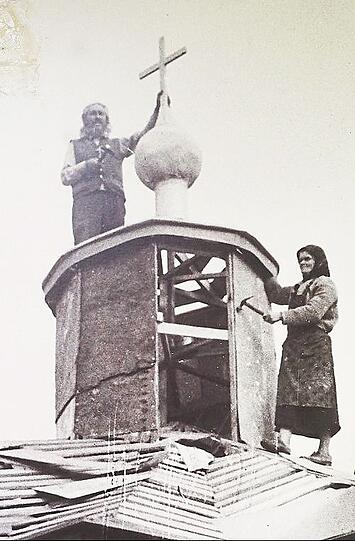 Timofej und seine Partnerin Natasha, beim Kirchenbau in den 50ern.