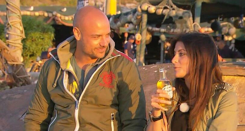 Christian und Anne während des Gruppendates am Strand.