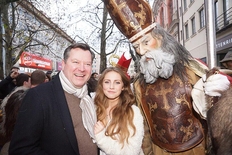 Auch Bürgermeister Josef Schmid schaute beim Krampuslauf zu.