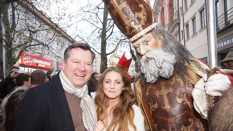 Auch Bürgermeister Josef Schmid schaute beim Krampuslauf zu. Auch Bürgermeister Josef Schmid schaute beim Krampuslauf zu.