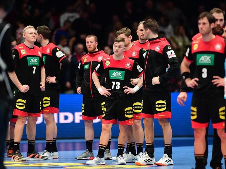 Die deutschen Handballer stehen nach der Niederlage gegen Spanien enttäuscht auf dem Spielfeld.