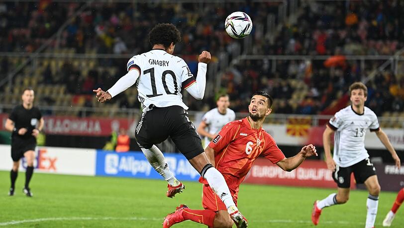 Deutschlands Serge Gnabry (l) und Nordmazedoniens Visar Musliu im Kampf um den Ball.